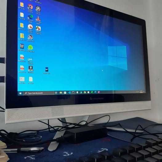 Lenovo All In One C40-30 21,5'' -8GB RAM/1TB HDD. Touchscreen