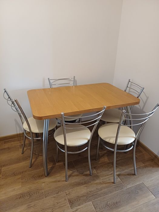 Zestaw mebli: stół i krzesła