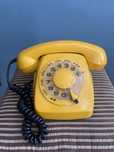 Stylowy analogowy aparat telefoniczny lata 90-te. Dania
