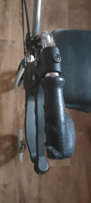 Sprzedam chodzik  czterokołowy z hamulcem