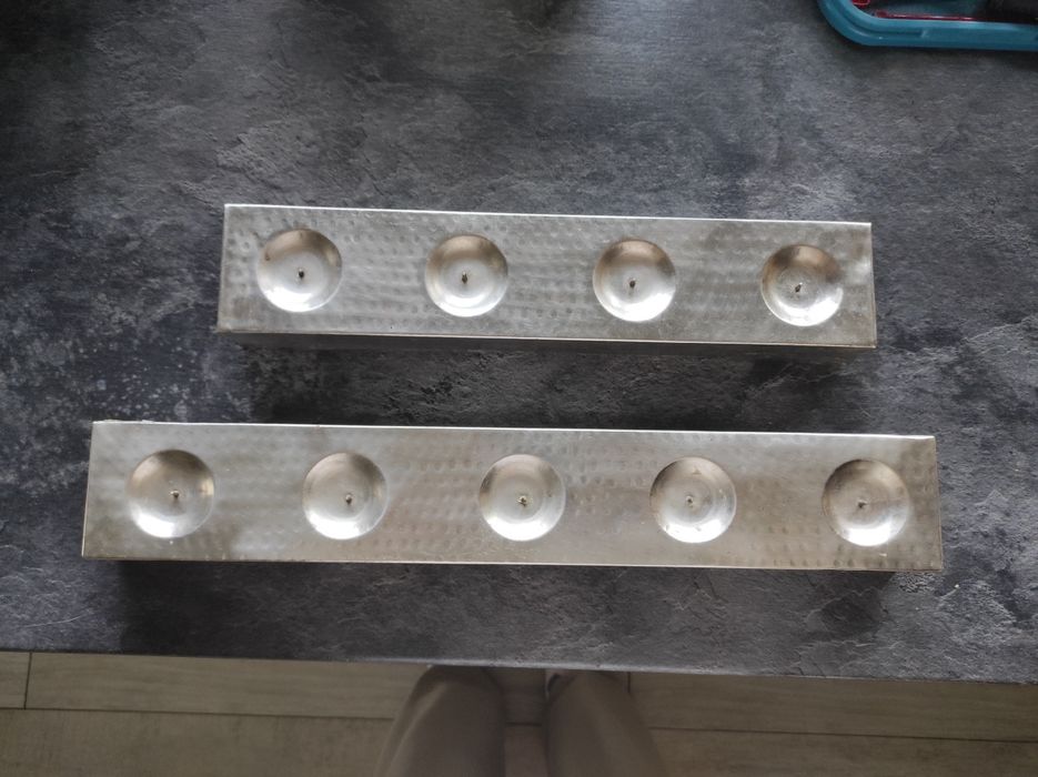 Dwa aluminiowe świeczniki