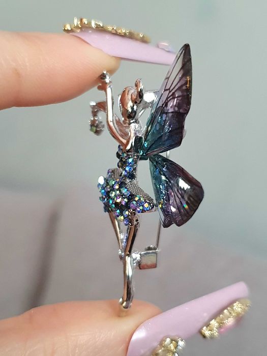 Broche / pregadeira fada prateada azul asas acrílico cristais glitter