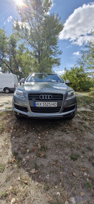 Продам AUDI Q7 .