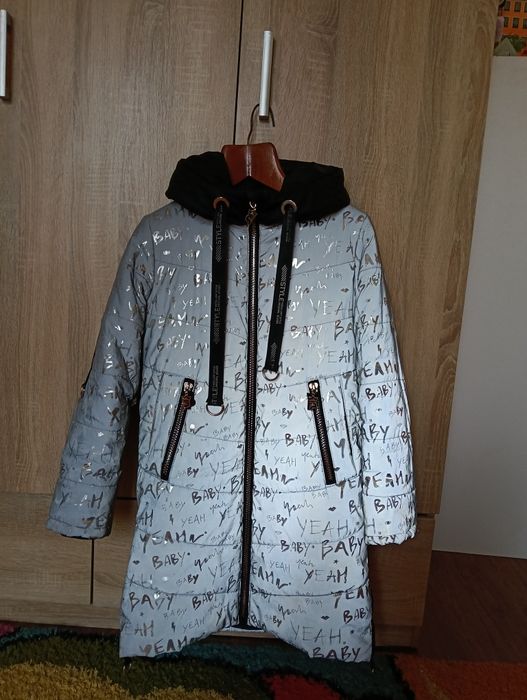 Продам куртку на дівчинку.