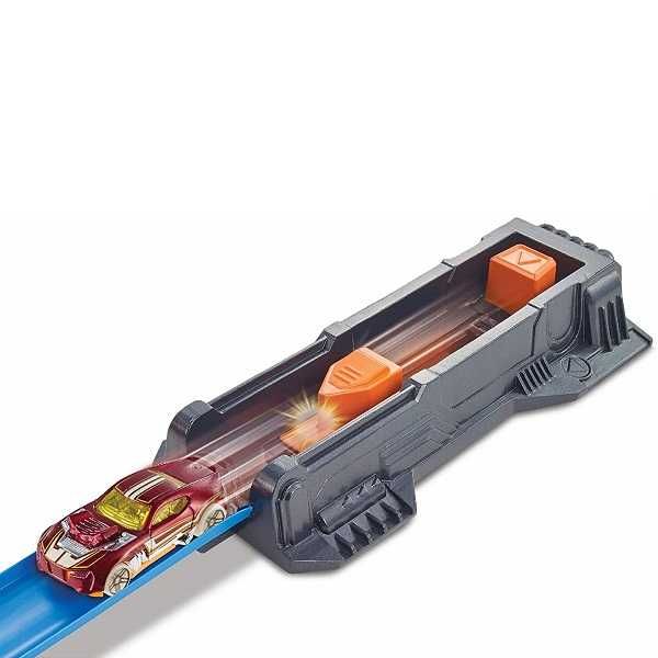 Hot Wheels Corkscrew Crash Track Set  Трек із трьома петлями