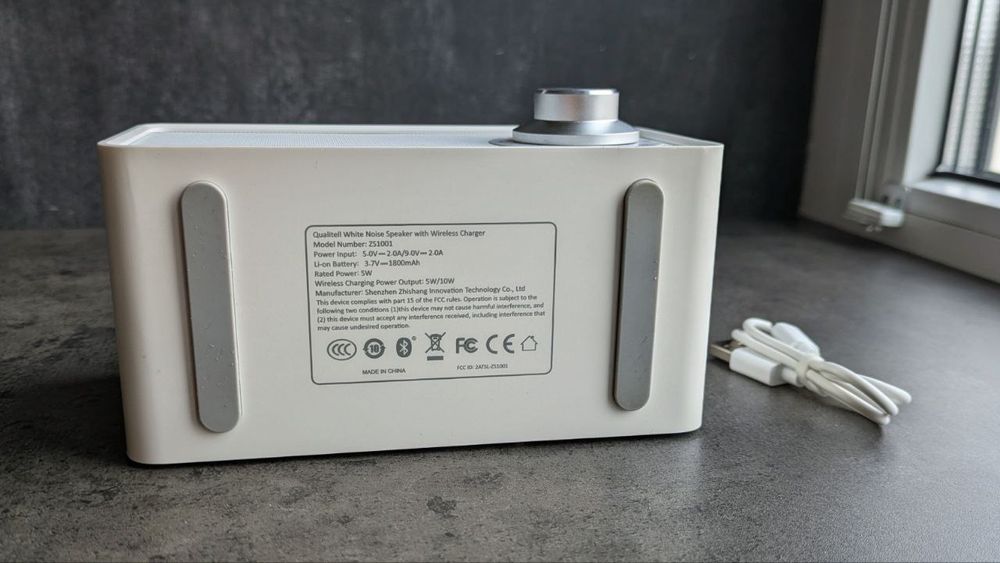Колонка Qualitell ZS1001.
Білий шум + бездротова зарядка
