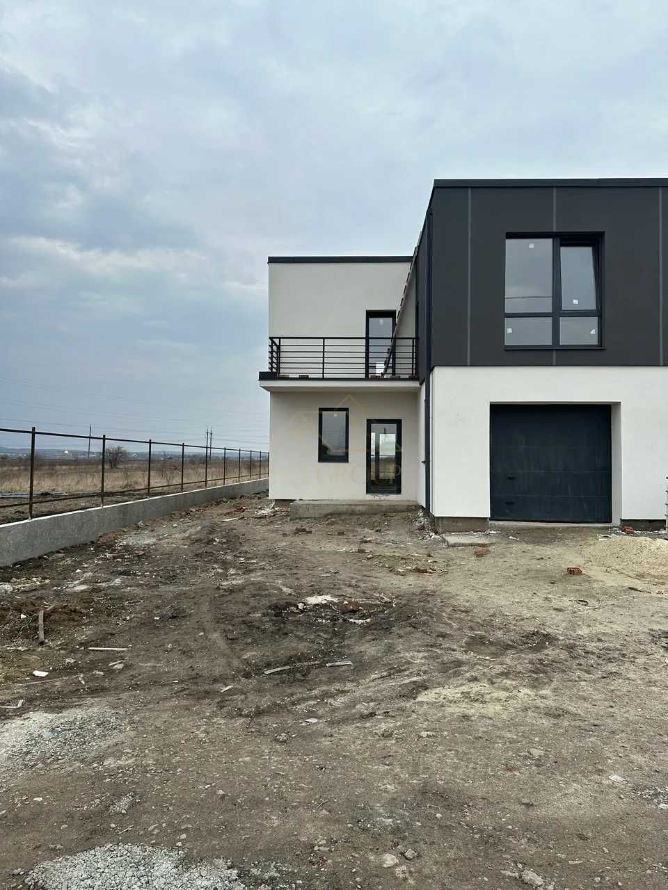 Продається готовий до ремонту будинок (дуплекс) 170 м2/Гараж+2 тераси