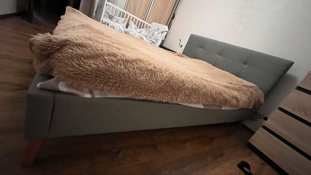 Двоспальне ліжко з матрасом