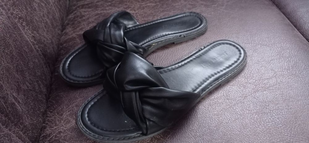 Шкіряні шльопанці від бренду jenny fairy