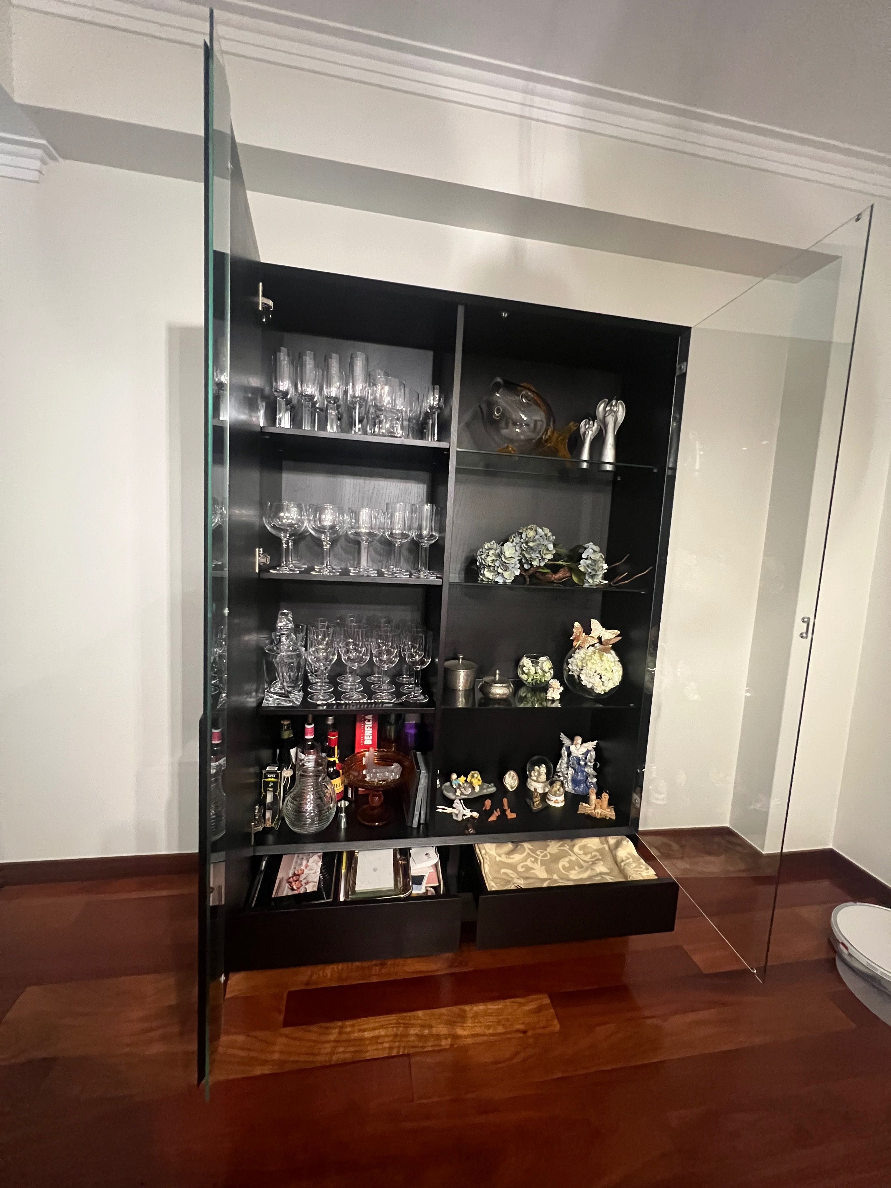 Vitrine em vidro e madeira