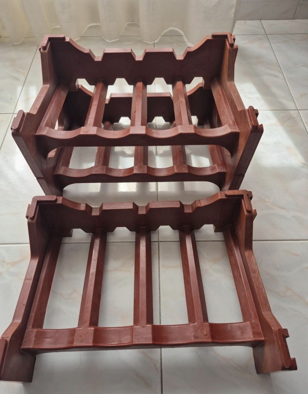 Conjunto de três módulos para guardar garrafas