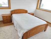 Cama de casal completa (140cm) com mesinhas de cabeceira