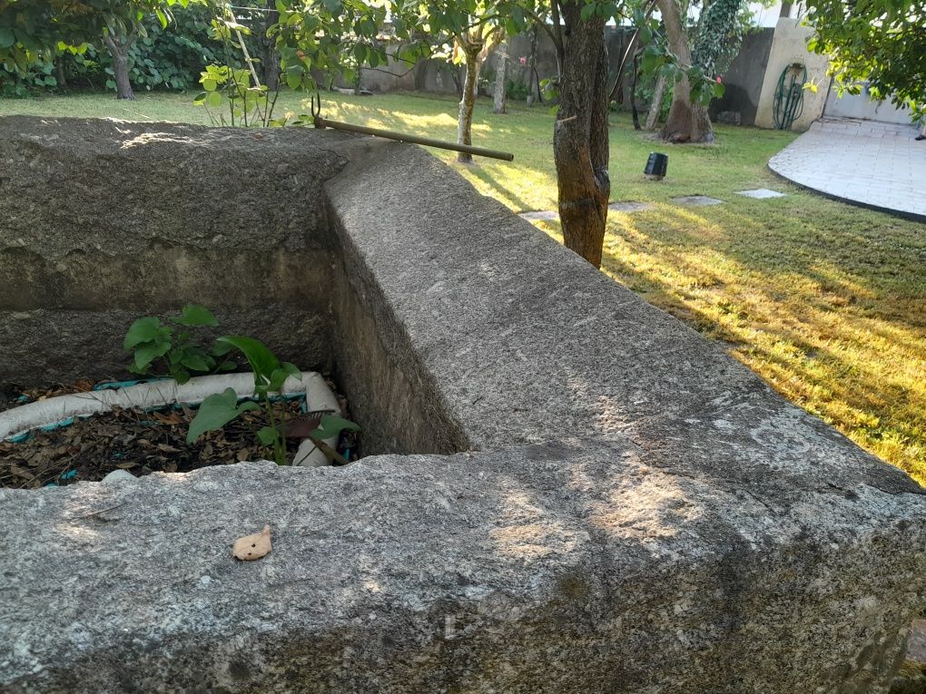 Tanque em pedra aprox. 9m2 Antiguidade.