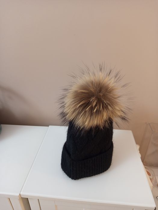 Nowa czapka z angory z pomponem