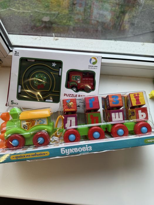 Лот нових паравозиків в коробці , поїзд їздить Буквовіз