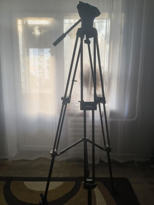 Штатив Manfrotto 546B + голова MVH502A