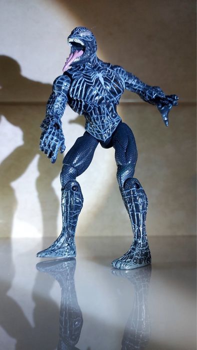 Фигурка человек паук Венома из серии Marvel Legends от Hasbro