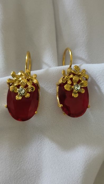 Brincos em prata dourada com pedra vermelha