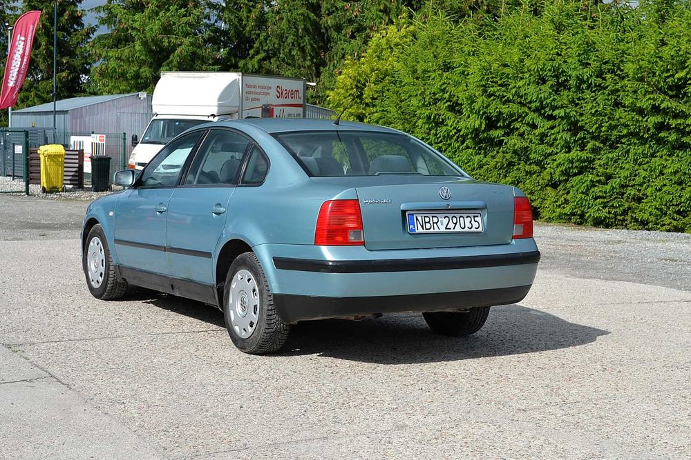 VW - Passat  1.6 cm benzyna ,   klima ,  okazja !
