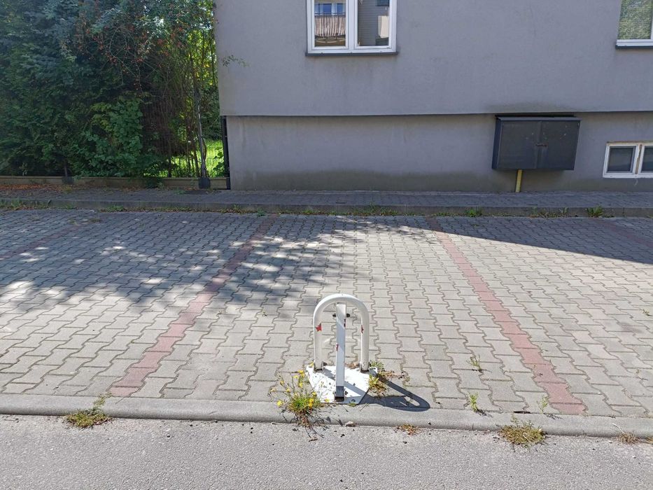 Miejsce parkingowe przy ul. Bogedaina 23 w Pszczynie