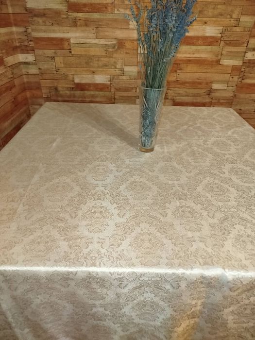 Продам скатертину білу нову.