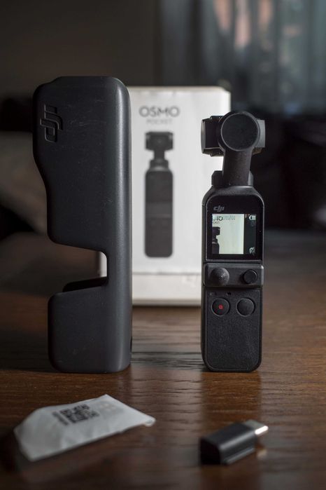 Kamera DJI Osmo Pocket w zestawie z dodatkowym joystickiem.
