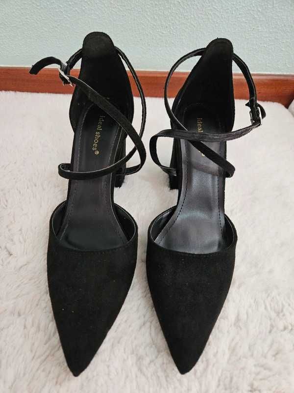 Sapato de salto preto