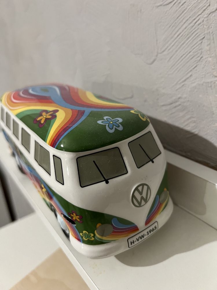 Скарбничка Volkswagen в стилі хіппі
