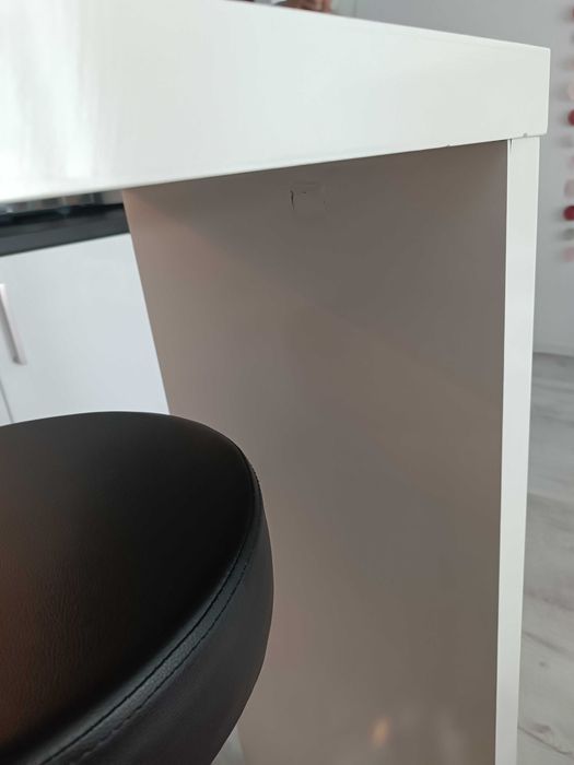 Stół barowy z wysokim regałem biały i hokerami