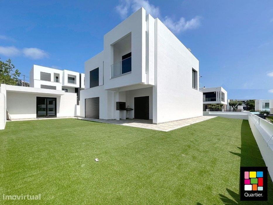 Moradia T4 Isolada em lote de 399 m2.