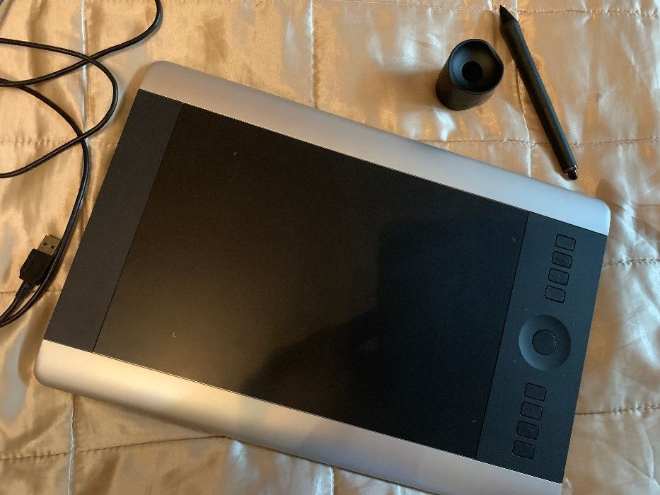 Продам Графический планшет Wacom Intuos Pro M Special Edition (PTH-651