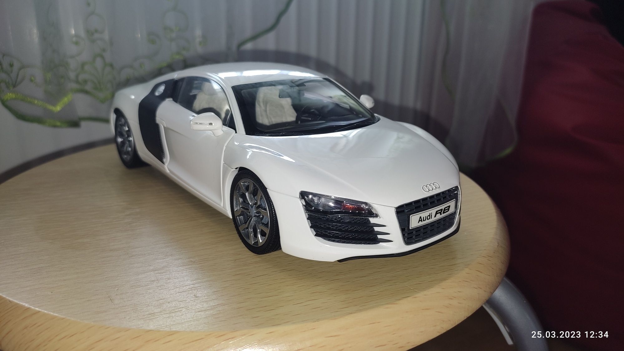 Audi R8 4.2 V8 Kyosho 1:18 ze zmianami.