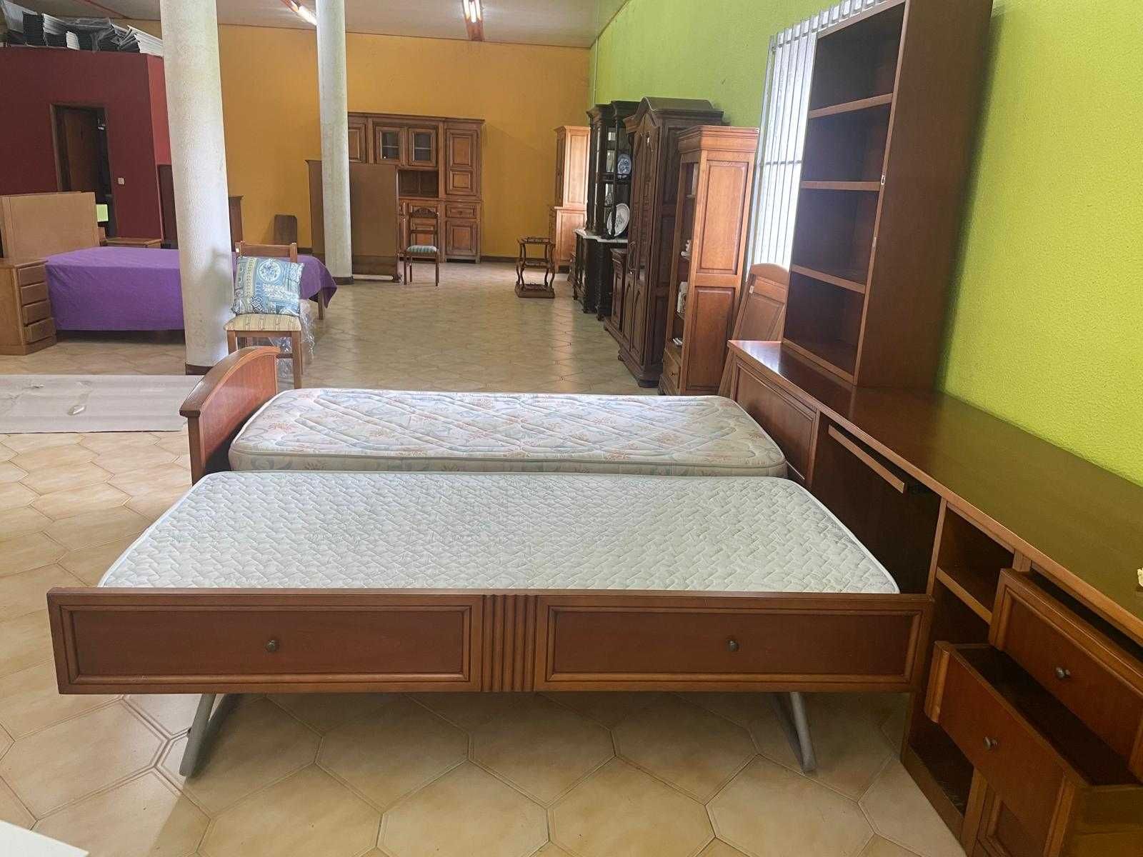 Estúdio secretária com cama elevatória em cerejeira.