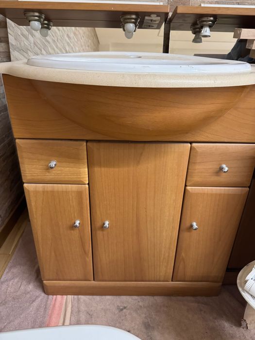 Móvel de casa de banho com lavatório e espelho