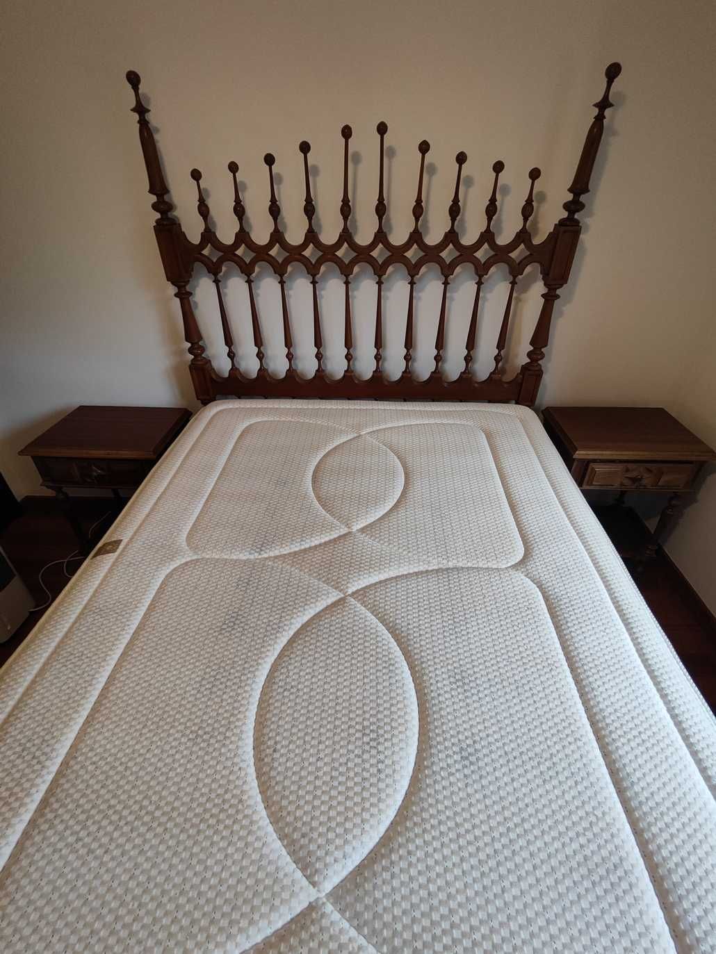 Mobília de quarto em mogno: cama, colchão e 2 mesas de cabeceira