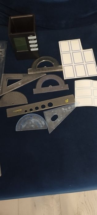 Zestaw dla ucznia , przybory szkolne , budzik cyfrowy