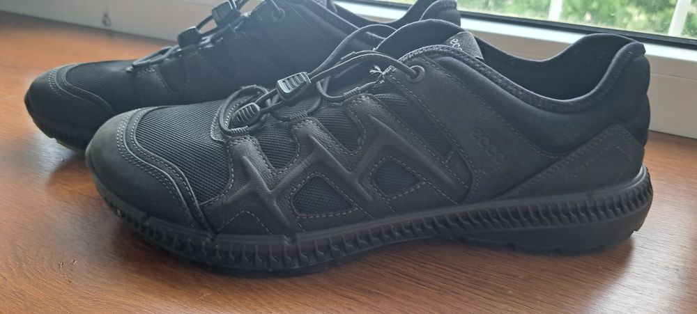 Продам кроссовки ecco