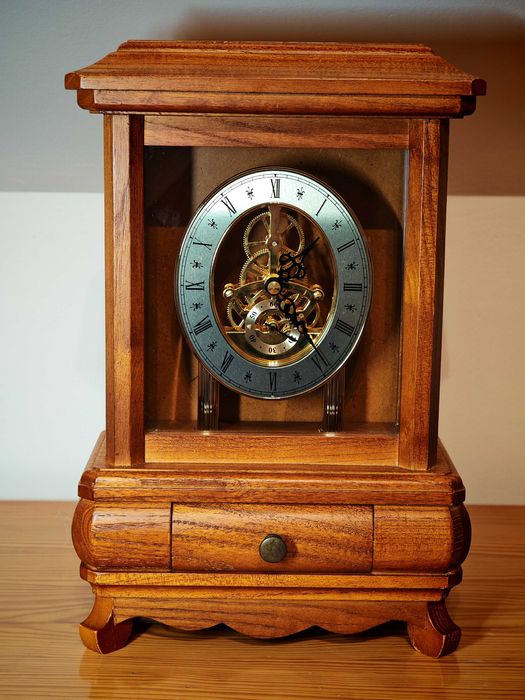 Elegancki zegar kominkowy z widocznym mechanizmem - drewno - klasyka.