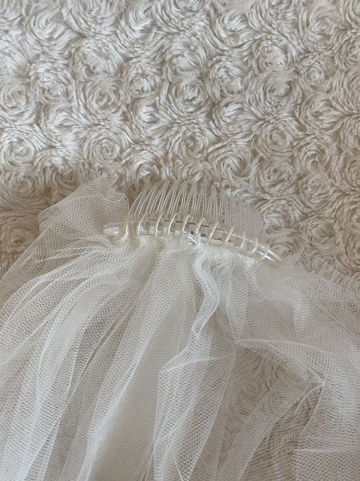 Welon ślubny z tiulu z wykonczeniem