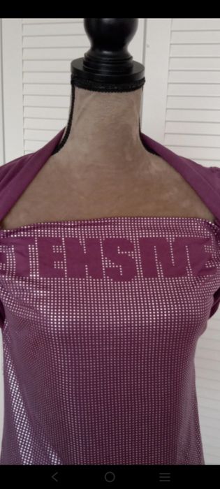 Fioletowa błyszcząca bluzka damska dekolt woda.