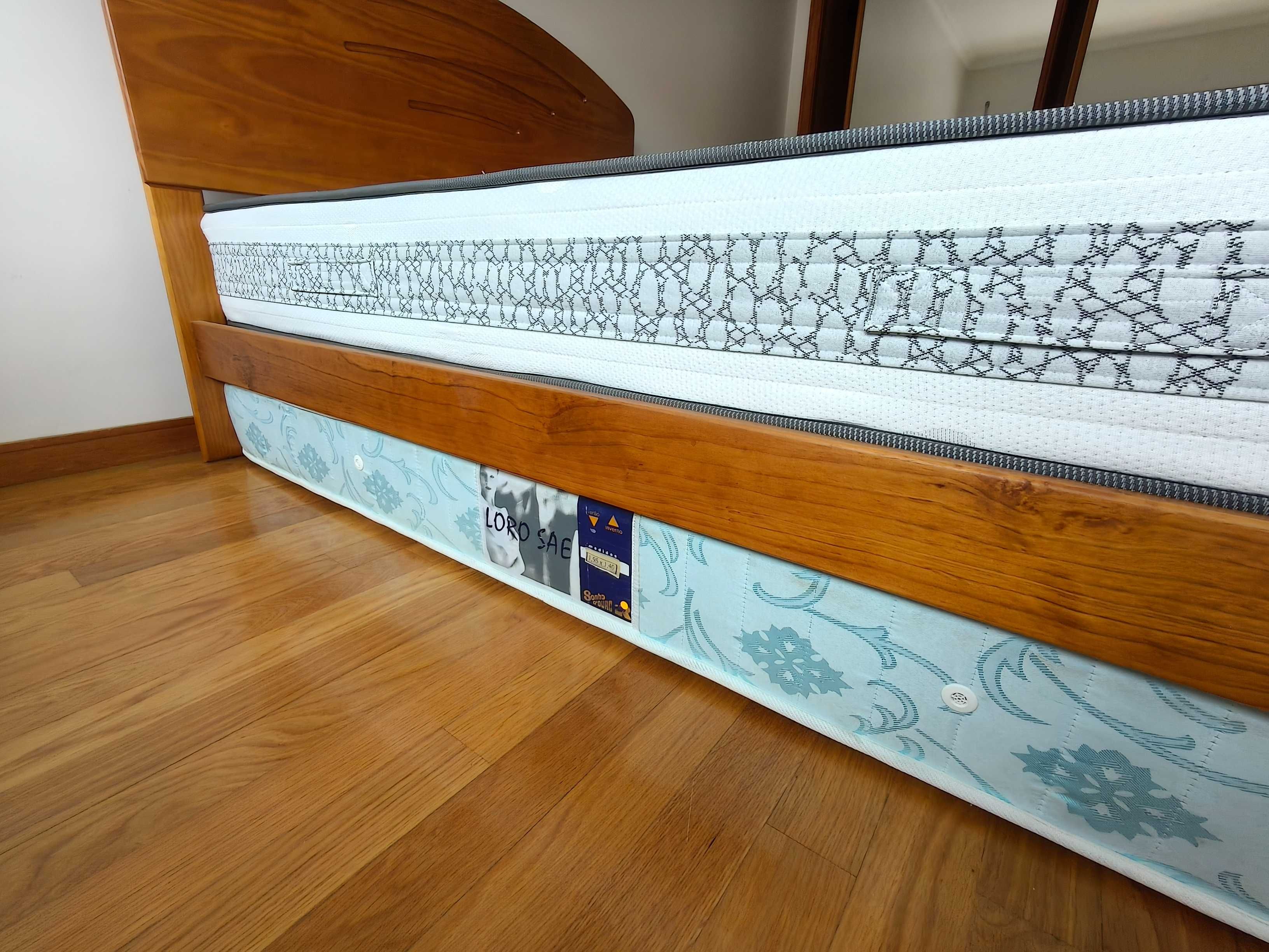 Cama robusta de madeira com colchão ortopédico e 1 mesa de cabeceira