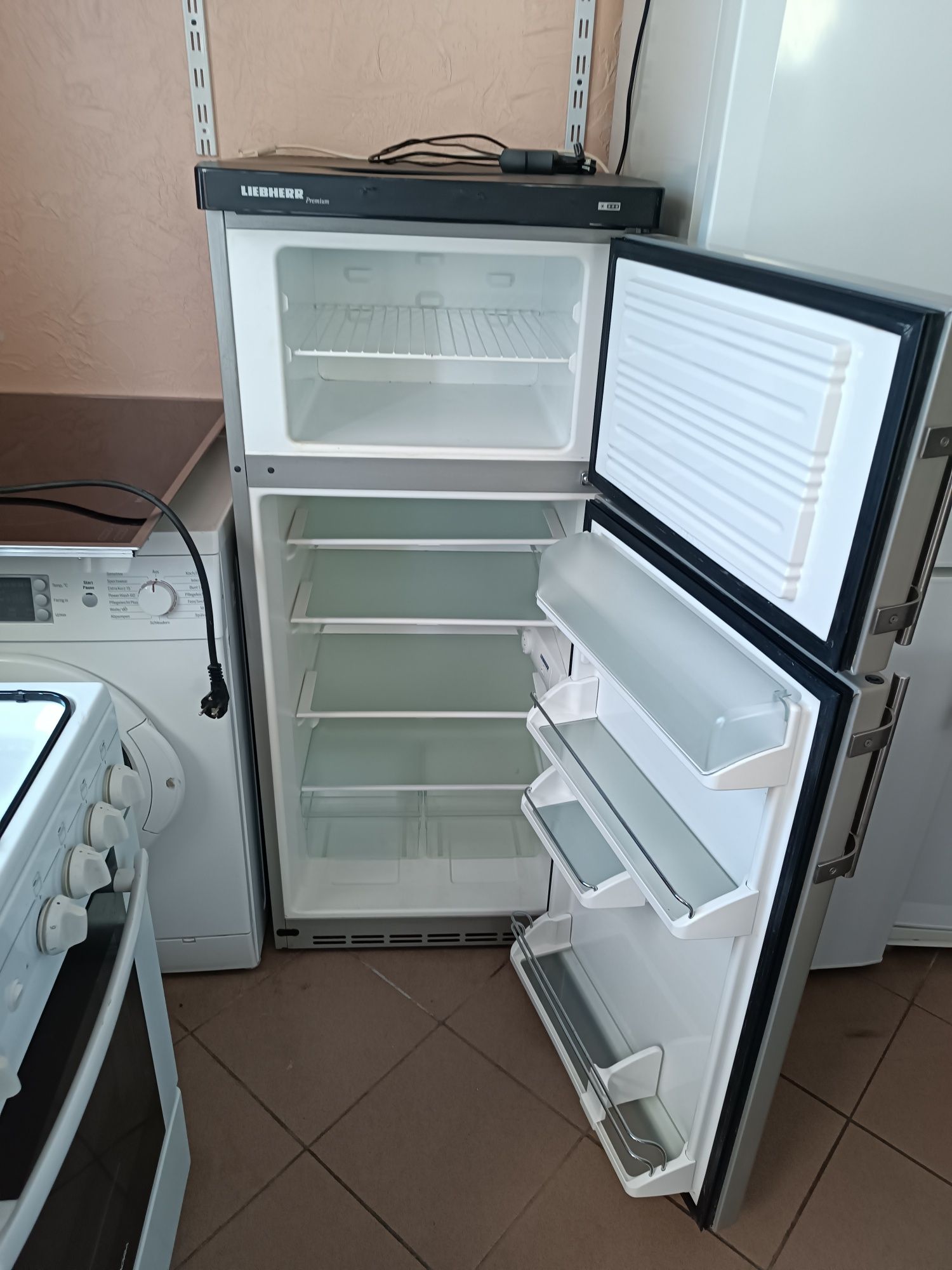 Холодильник з морозилкою