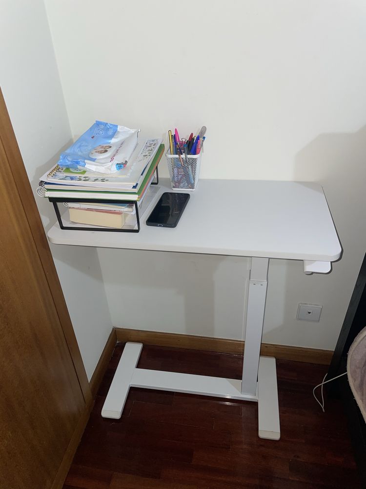 Mesa de apoio portátil e regulável