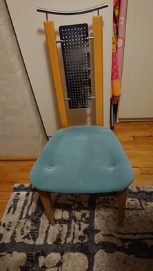 Krzesło z twardym oparciem