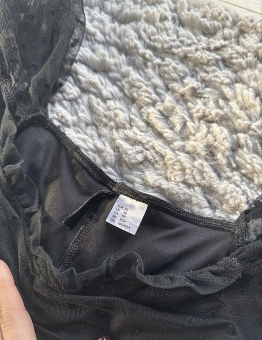 Sukienka z bufiastymi rękawami