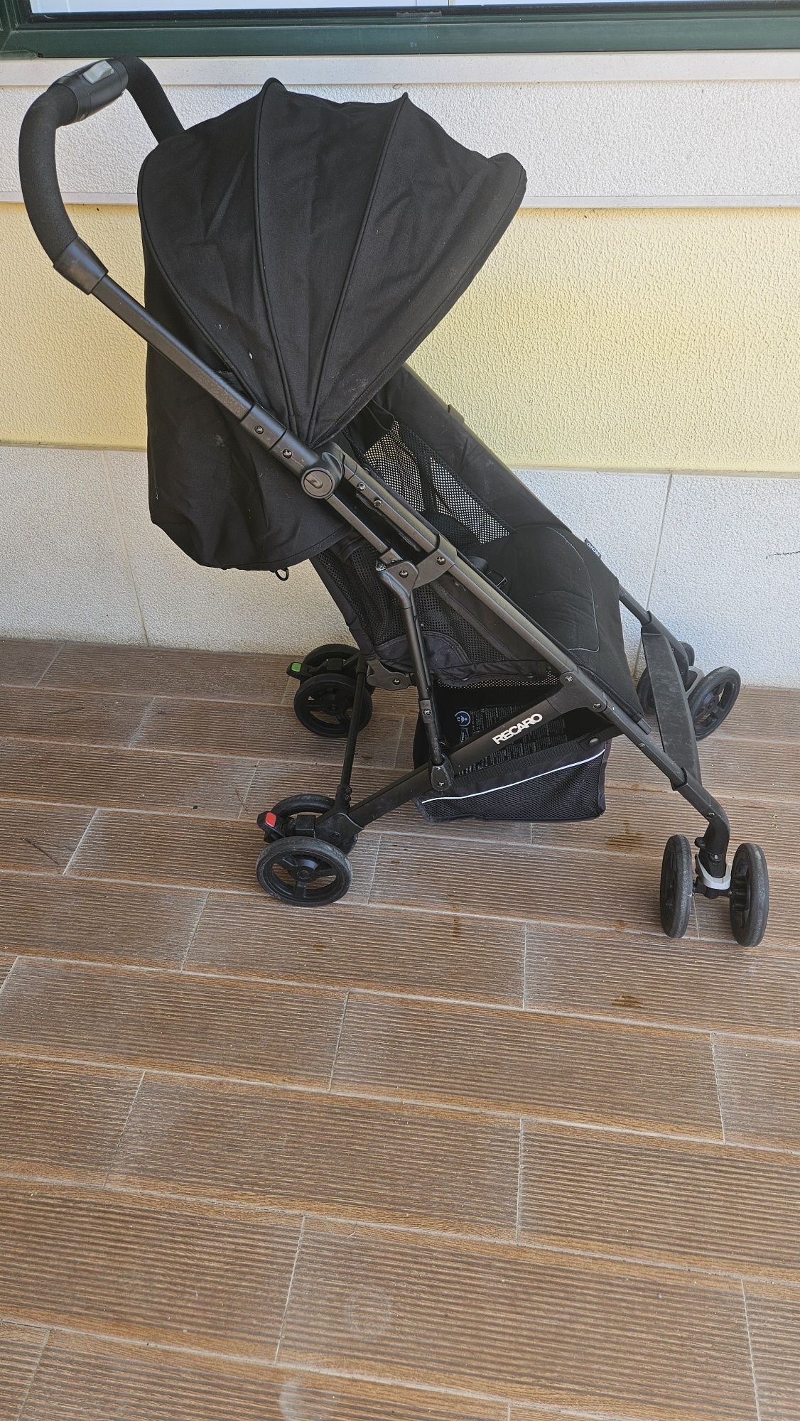 Carrinho de bebê Recaro– Dobrável e leve