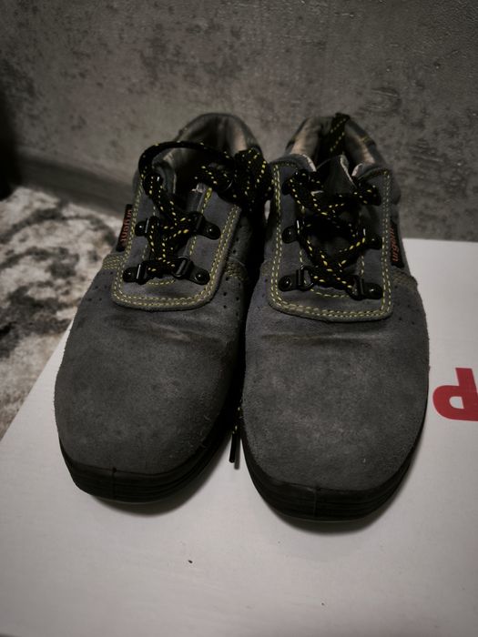 Спеціальне робоче взуття з металевим носком