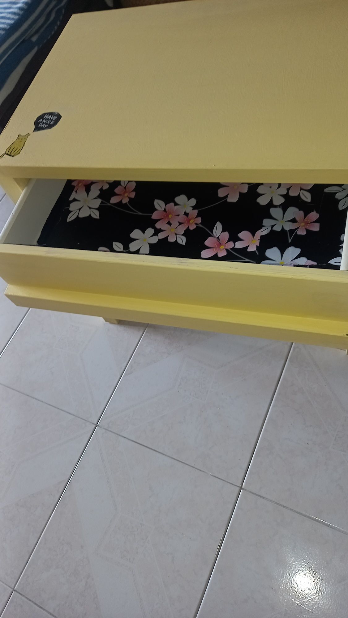 Mesa de apoio/cabeceira, pintada com tinta água (não tóxica).