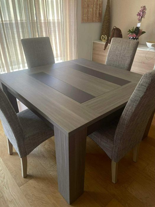 Mesa de sala com 4 cadeiras