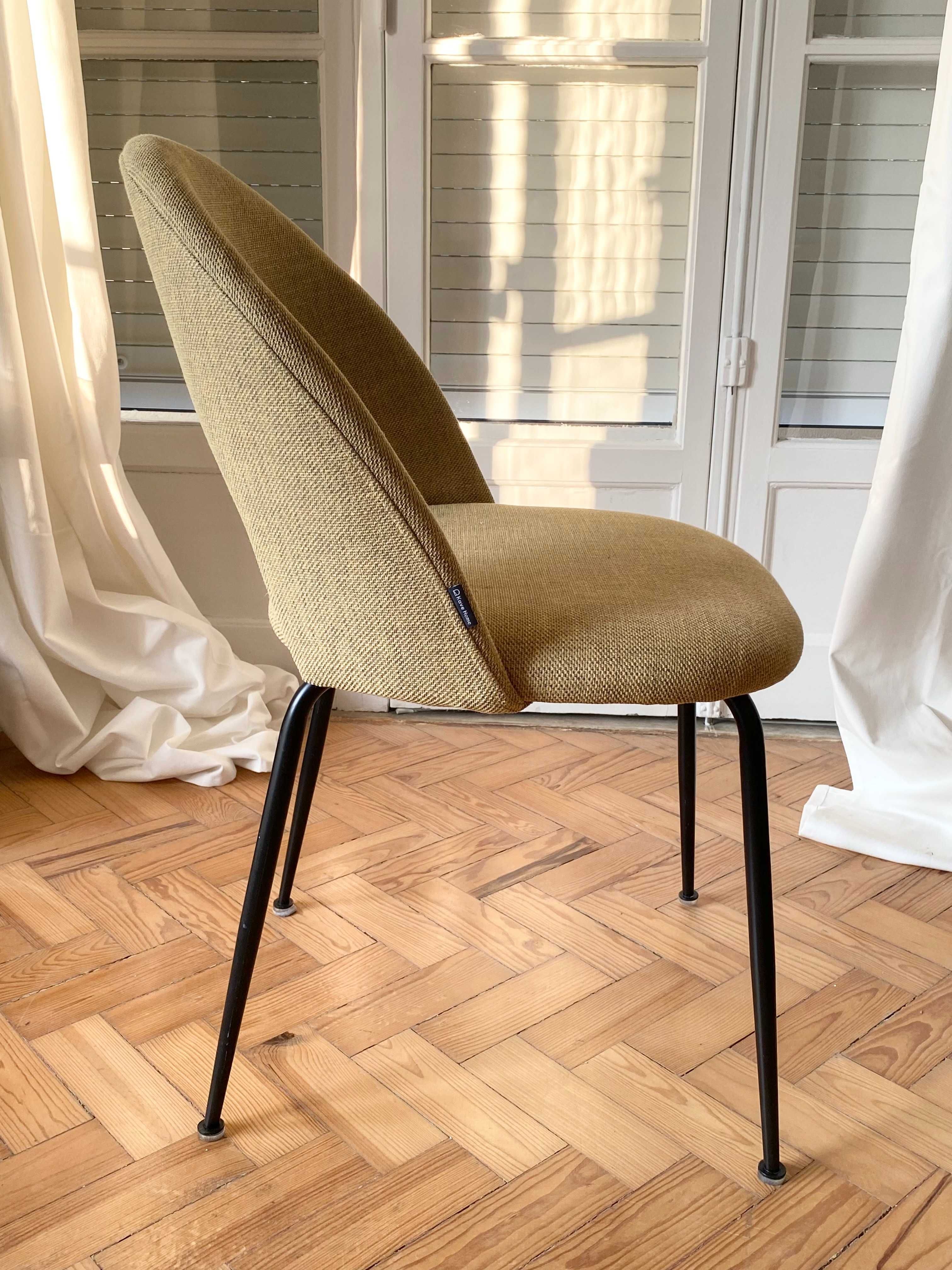 Mesa exclusiva com pedra e estrutura personalizada e 8 cadeiras